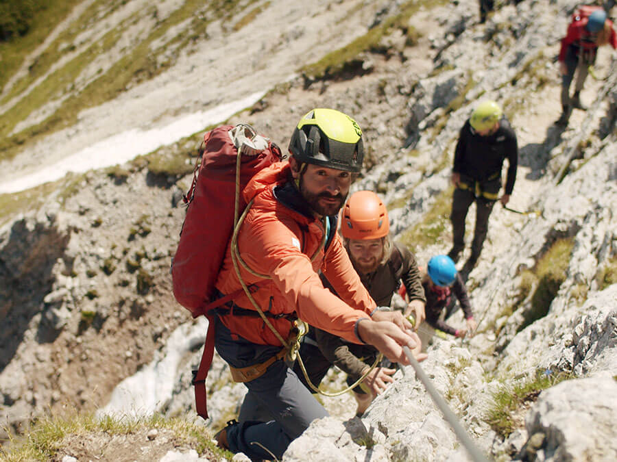 A group of people climbing a rock wall. - Pension Pfarrwirt